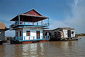 Tonle Sap - Chong Khneas floating village - floating houses